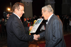 Za víťaza kategórie nad 20 rokov Miloša Vigaša prevzal cenu jeho starý otec